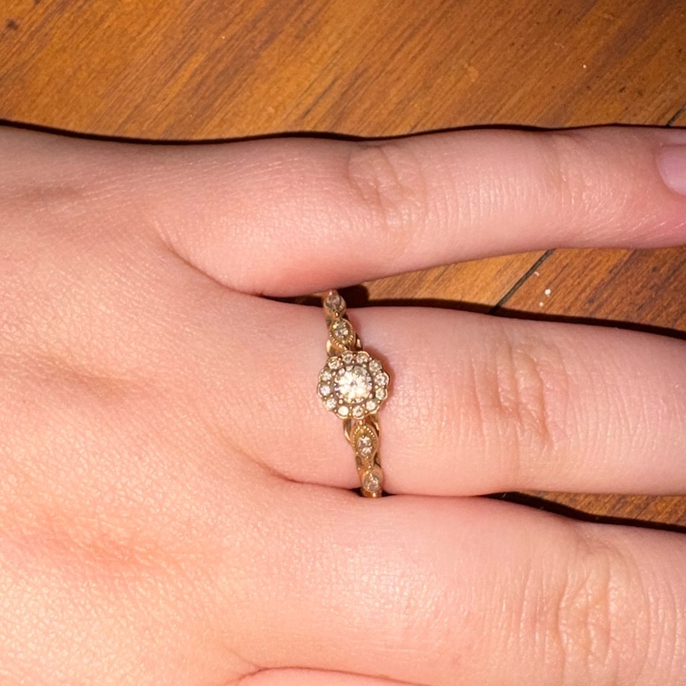Elegant Gold Ring with Floral Design
